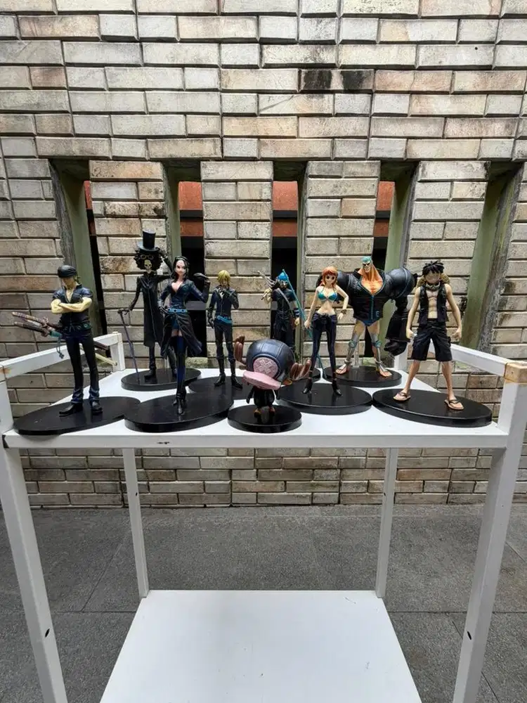 Koleksi Action Figure One Piece - Bonus 2 Figure Tambahan!