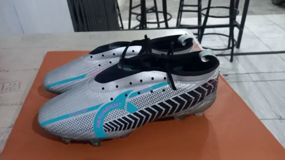 SEPATU FUTSAL DAN BOLA