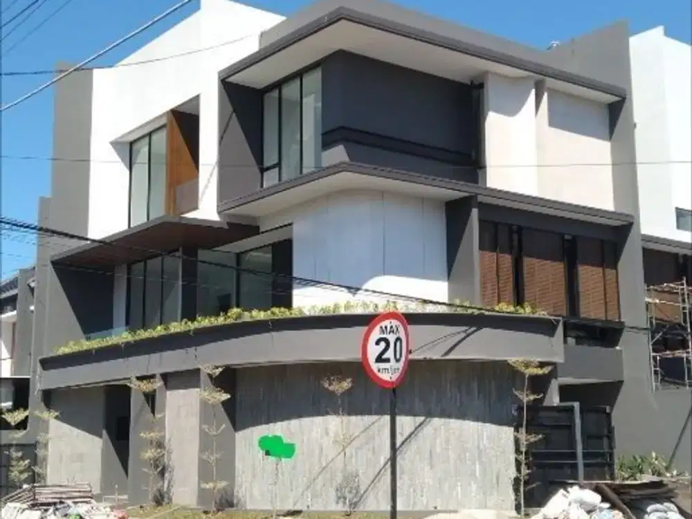 RUMAH HOOK  3 LANTAI BARU GRESS MANYAR KERTOADI ROW JALAN 5 MOBIL