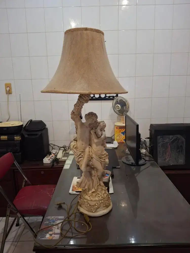 Lampu Hias. Bahan Ukiran Dari Resin. Kondisi Bagus.