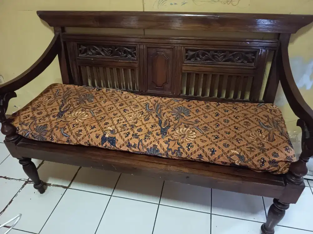 Sofa kayu jati tak lekang oleh waktu