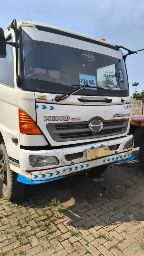TRaktor head HINO FM320ti