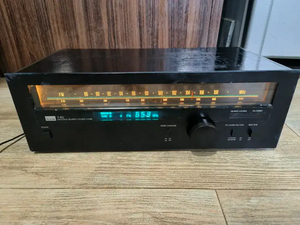Tuner AM/FM Sansui T80. Produksi tahun 1970an (Made in Japan).