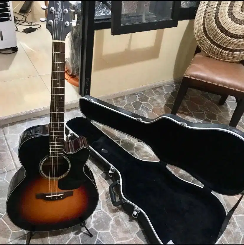 Jual BUNDLE Gitar Akustik Elektrik Takamine ED2NC + hardcase & Strap