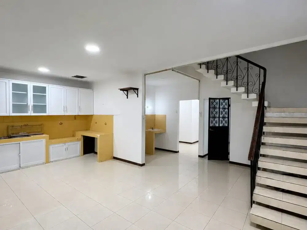 ANA DISEWAKAN RUMAH UK 7X17M DI PINGGIR JALAN JELAMBAR