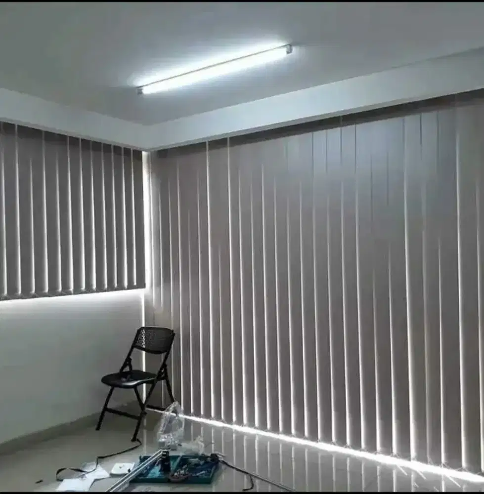 Vertikal blind hordeng gedung rumah kantor