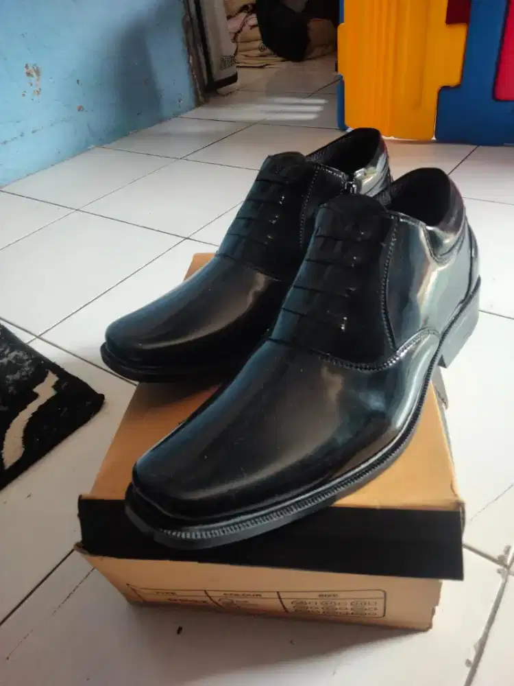 SEPATU SECURITY