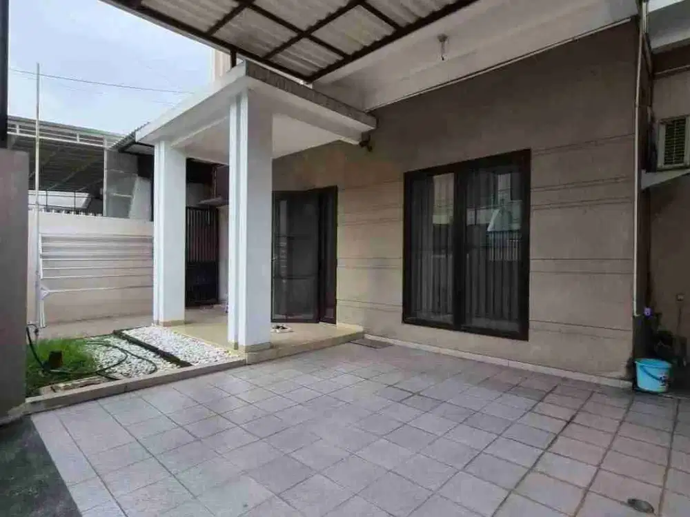 rumah terawat di tenggilis utara, dekat kampus ubaya