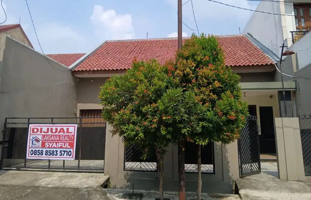 Rumah dijual dalam kompleks asri depan taman dan jalan lebar