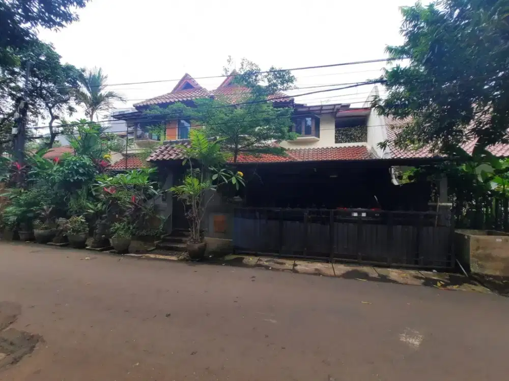 Rumah Kebayoran Baru Hang Jebat depan Taman