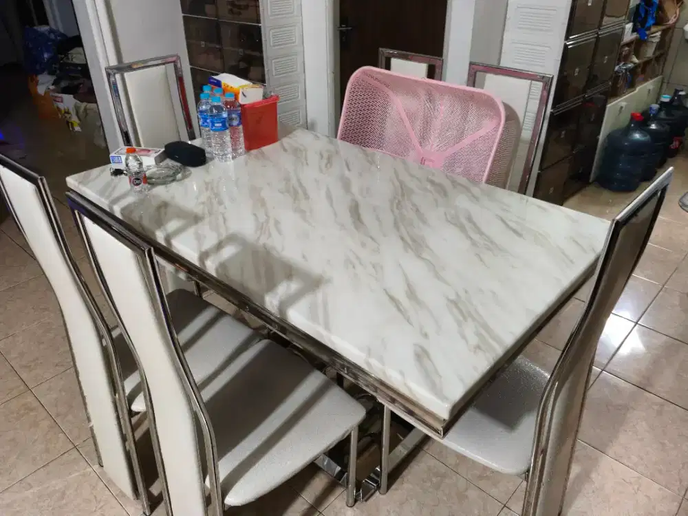 Meja makan top keramik motif marmer 6 kursi