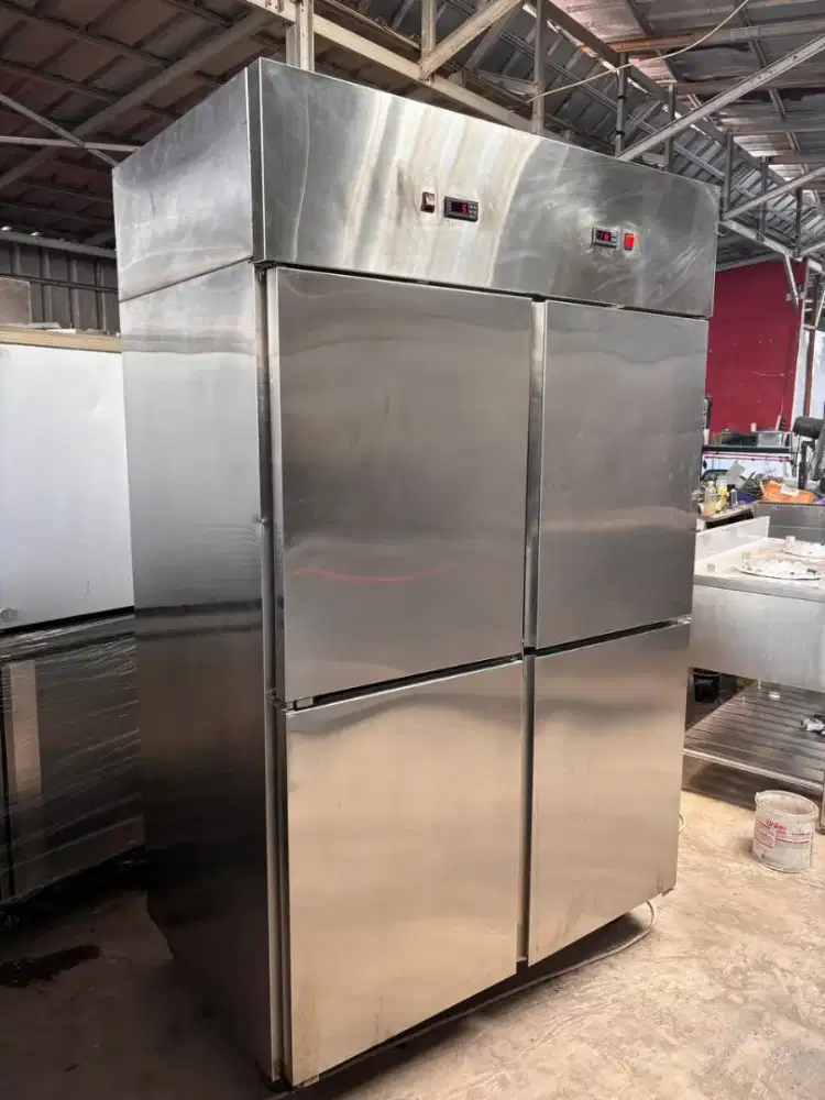 Kombinasi upright chiller freezer