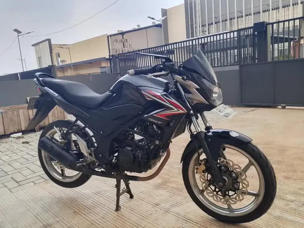 Di jual cepat motor cb 150r old 2013