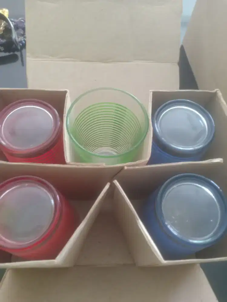 gelas minum warna warni