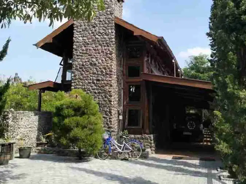 privat villa, konsep bangunan eropa di Sidomoyo jl Godean km 8 dkt Malioboro, Kraton Yogyakarta