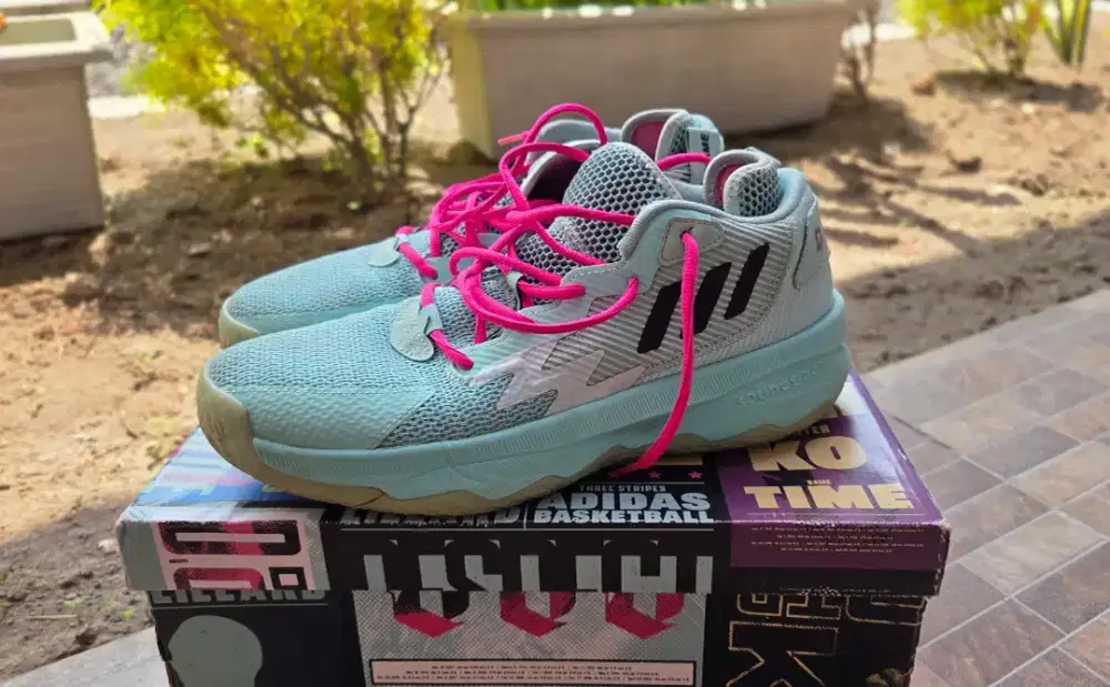sepatu basket Adidas Dame 8