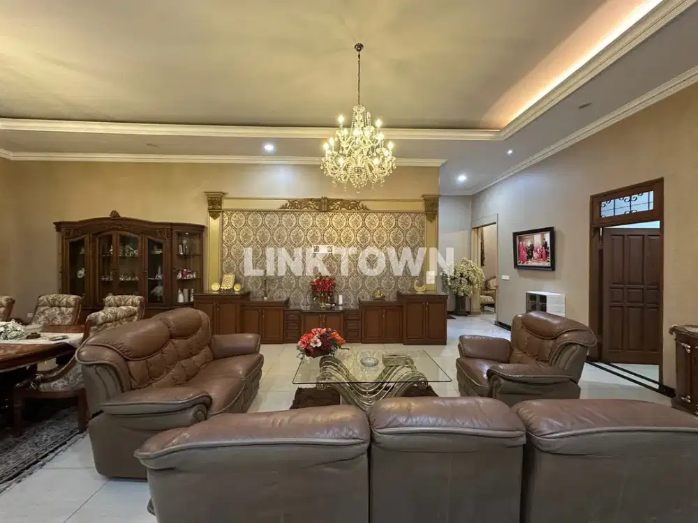 Rumah Mewah Sangat Strategis Full Furnished di Gayungan Surabaya