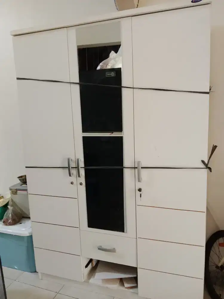 Lemari Pakaian Layak Pakai