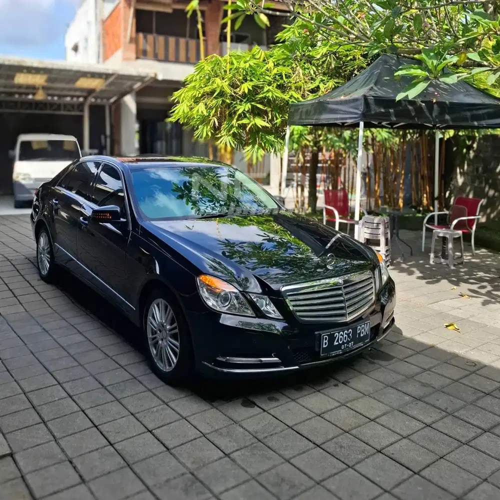 MERCEDES-BENZ E300 3.0 ELEGANCE AT 2011 HITAM METALIK