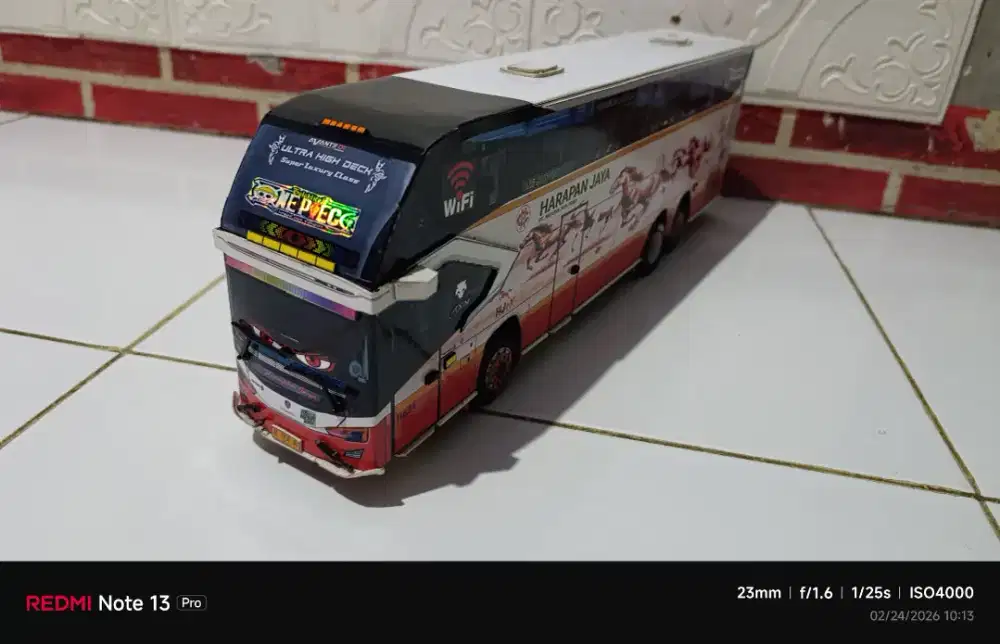 Miniatur bus UHD harapan jaya
