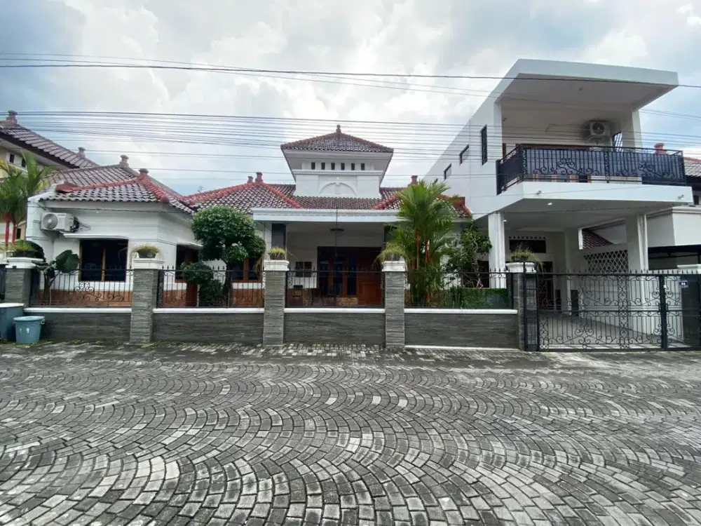 DIJUAL RUMAH  2 LANTAI MEWAH KONSEP LIMASAN MODEREN, CARPORT LUAS DAN LAYOUT SUPER CANTIK