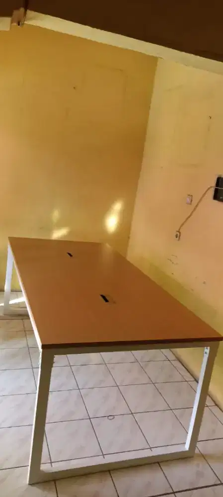 Meja Panjang Grommet