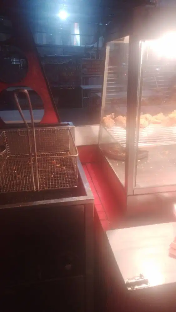 Pegawai ayam krispi