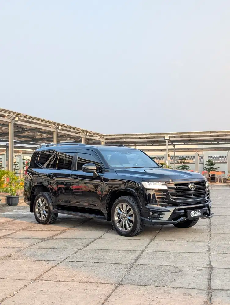 FULL ORI KM 28RB LOW !! TOYOTA LAND CRUISER VXR 300 2023 AT MDL 2024