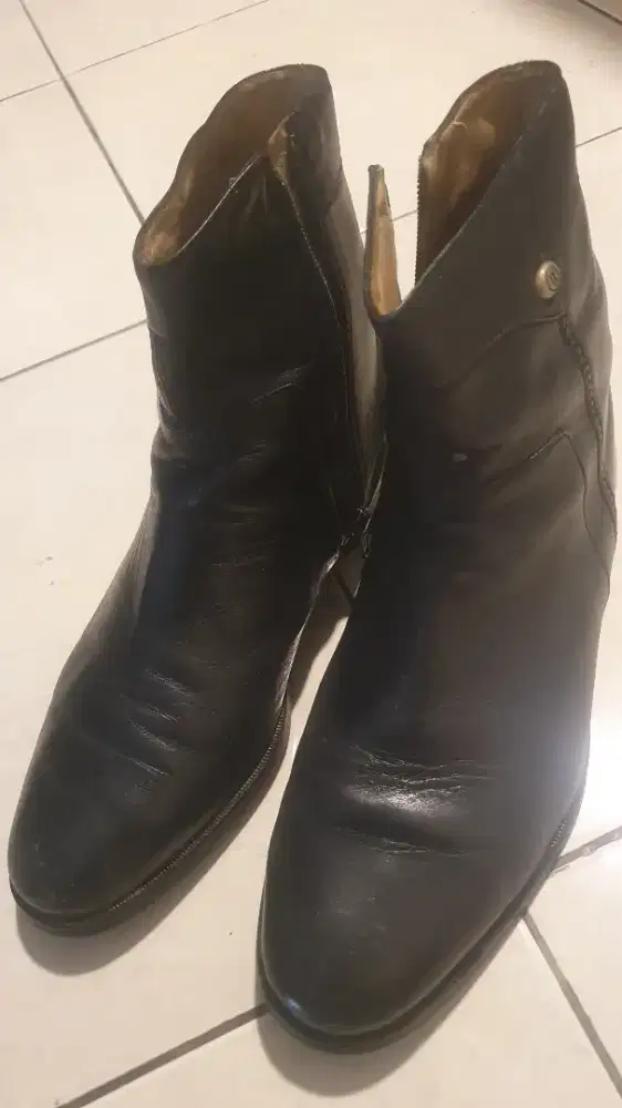 Pantofel Boots Branded
