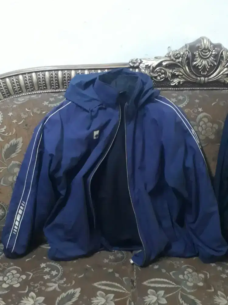Jaket Parasut merk descente dan jaket levi's