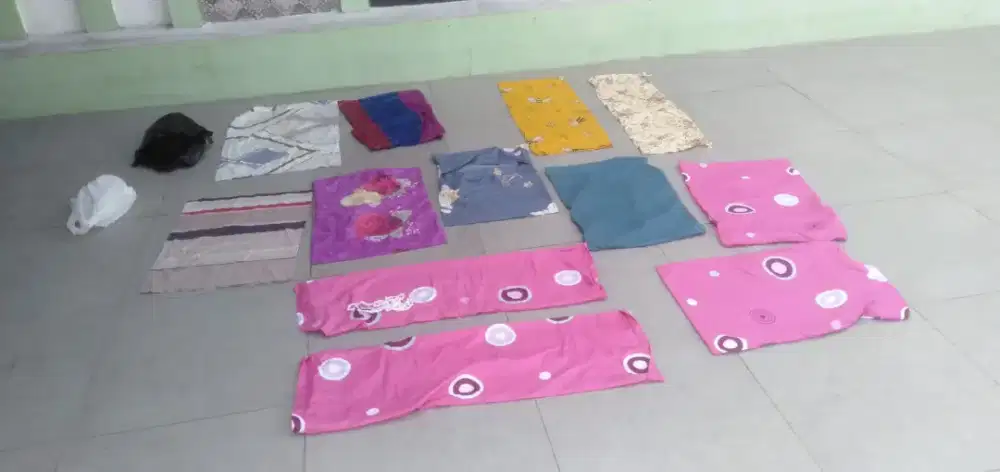 Di jual 12 buah sarung bantal guling dan sarung bantal kepala