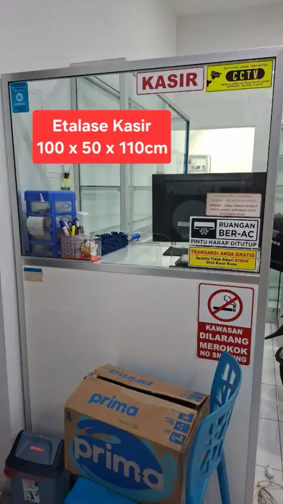 Dijual Etalase Ex Apotik Like New
