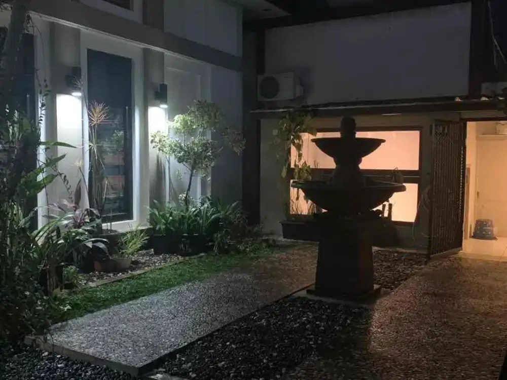 Dijual Rumah 2 Lantai Halaman Luas Siap Huni