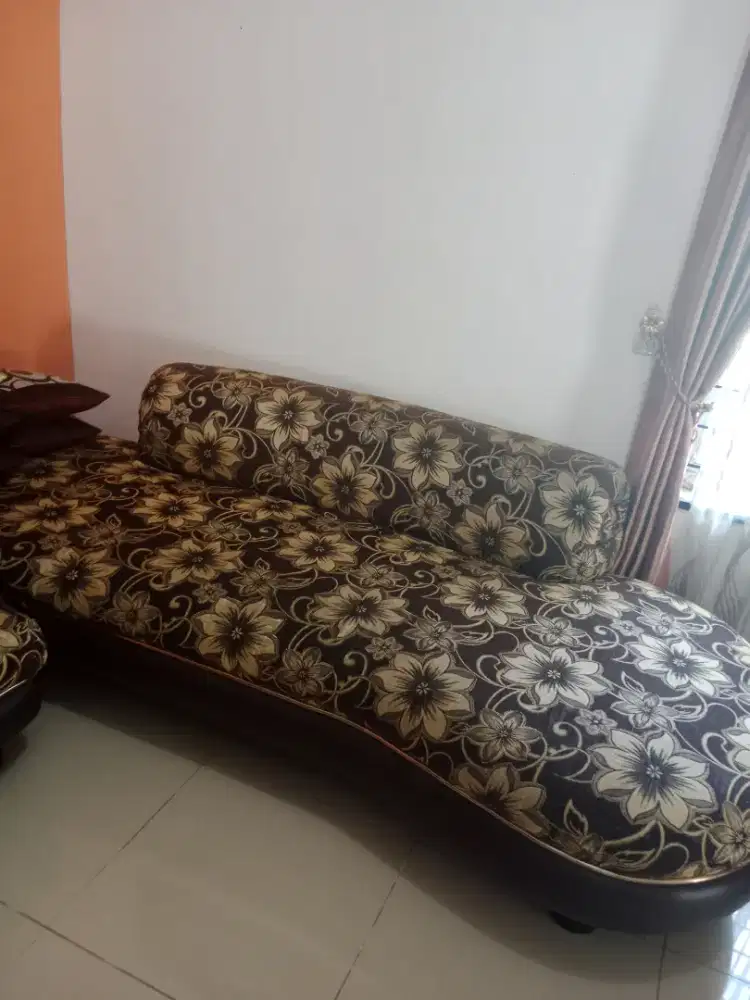 Kursi tamu bunga bunga coklat