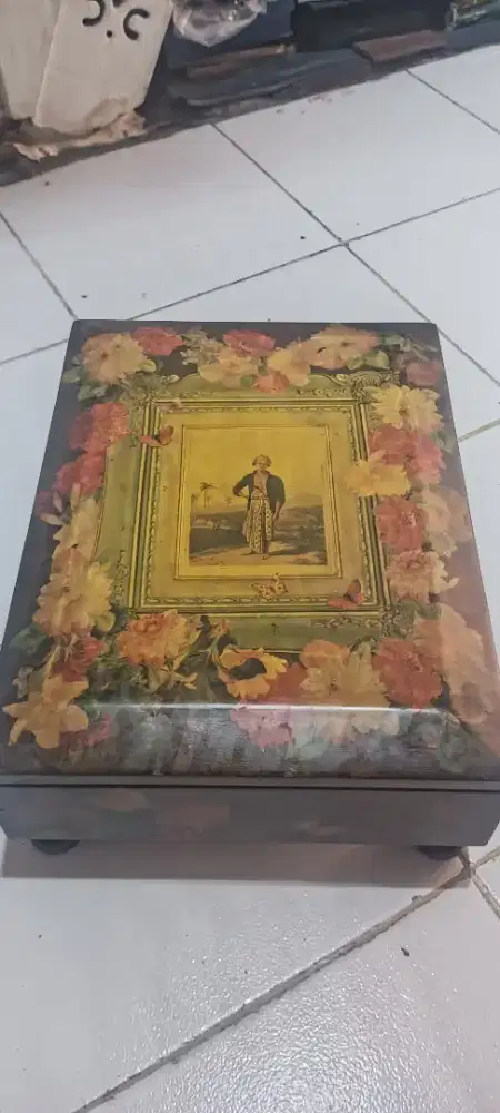 Kotak kayu kuno motif kembang dan foto