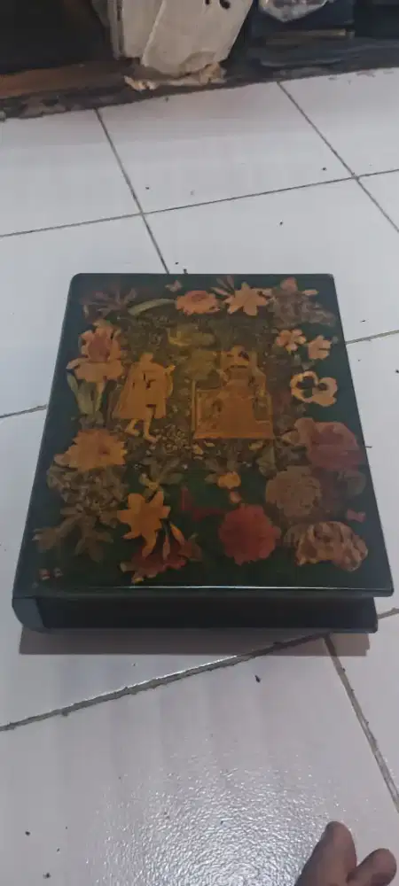 Kotak kayu kuno motif bunga dan pasangan