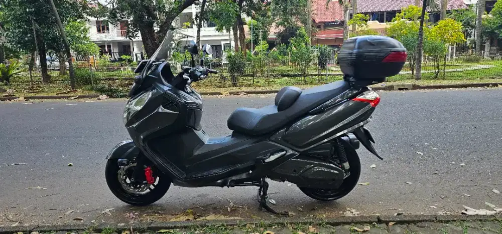 SYM Maxsym 400i Grey, a.n Sendiri