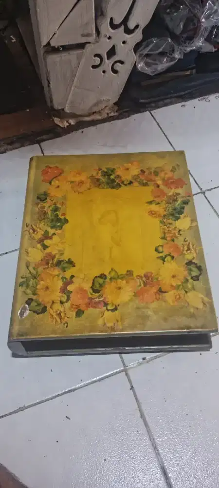Kotak kayu kuno motif kembang (minus)