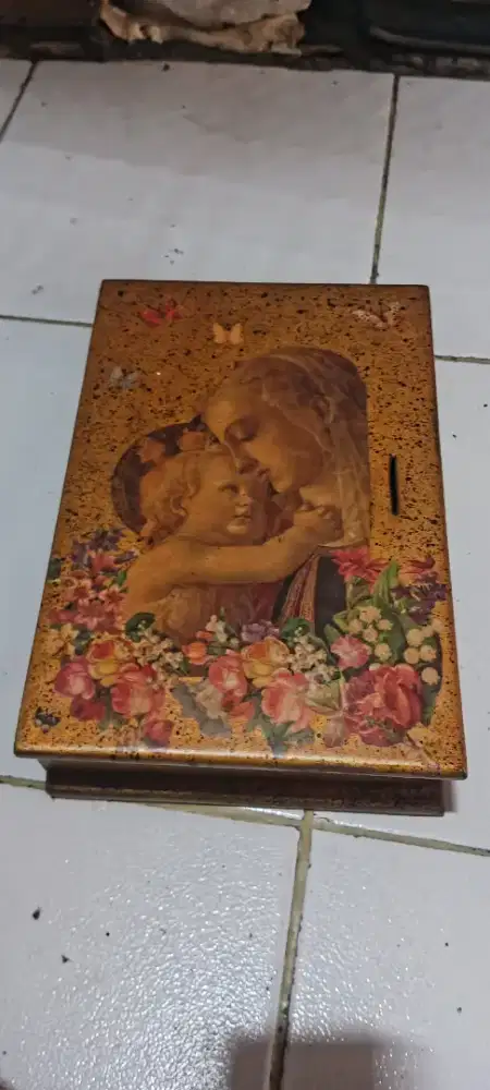 Kotak kayu kuno motif bunda maria