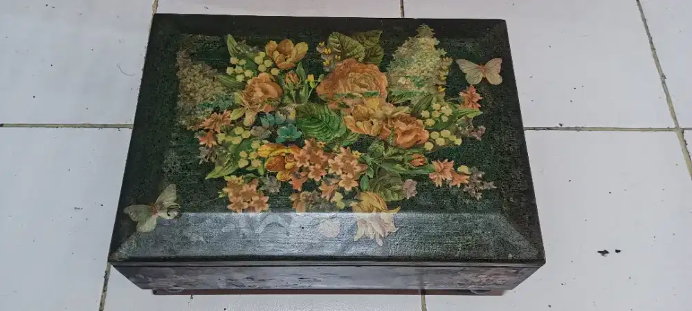 Kotak kayu kuno motif bunga warna hijau
