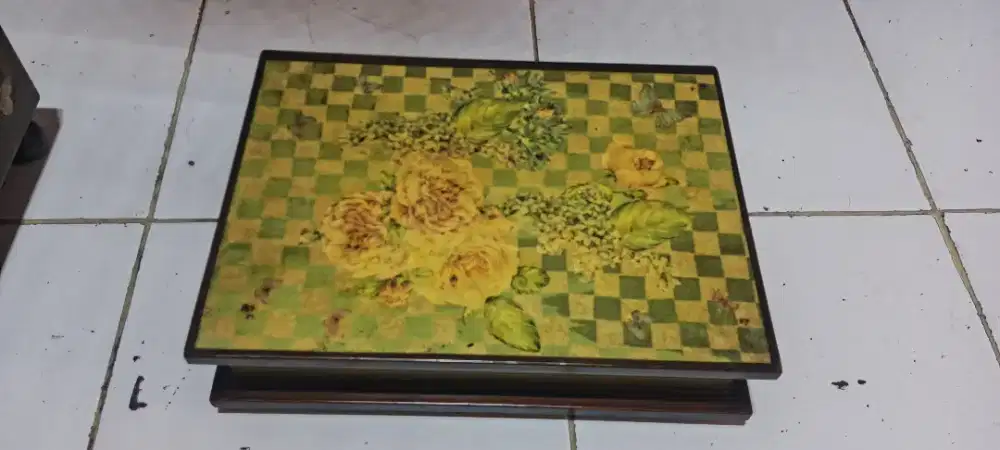 Kotak kayu kuno motif bunga catur