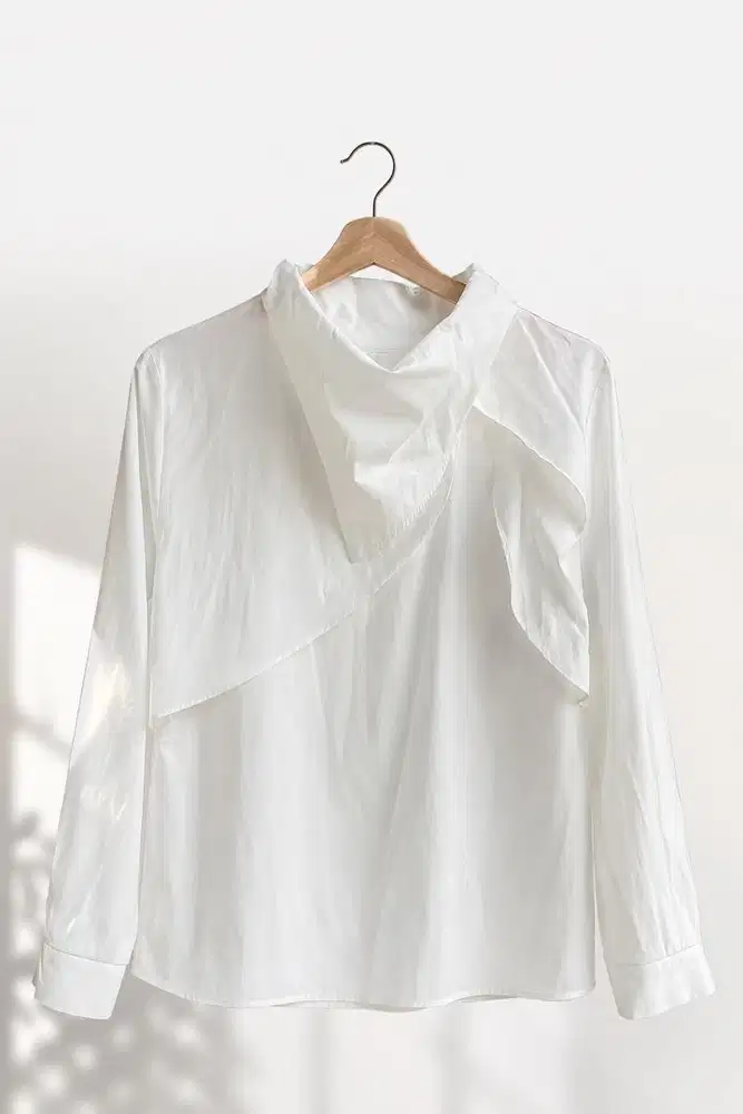 Baju Putih Merk This is April