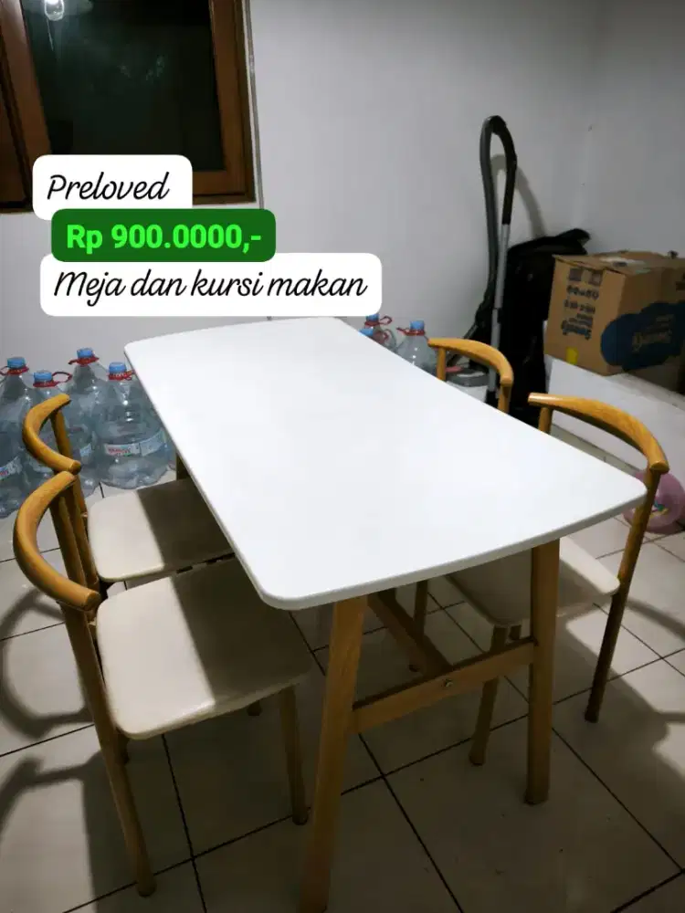 Meja dan kursi makan
