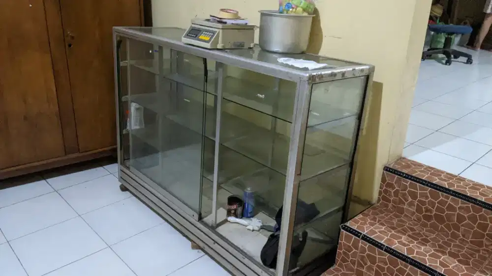 Etalase kaca warung kelontong