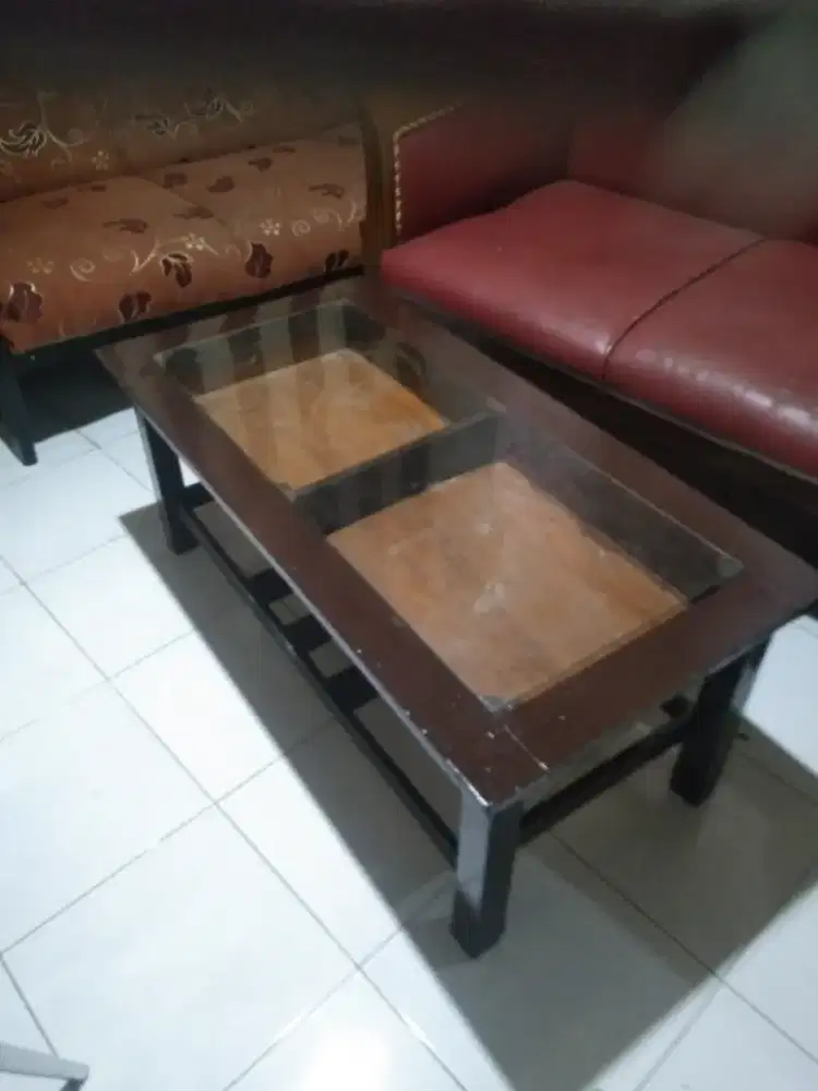 meja  tamu  nya  aja