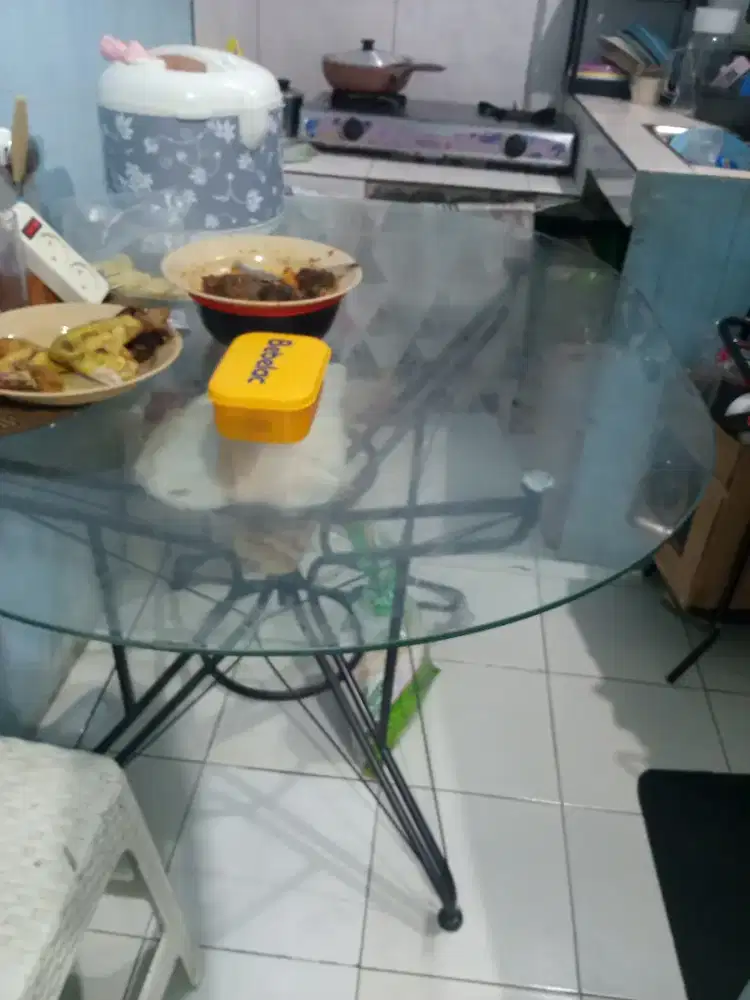 Meja makan kaca