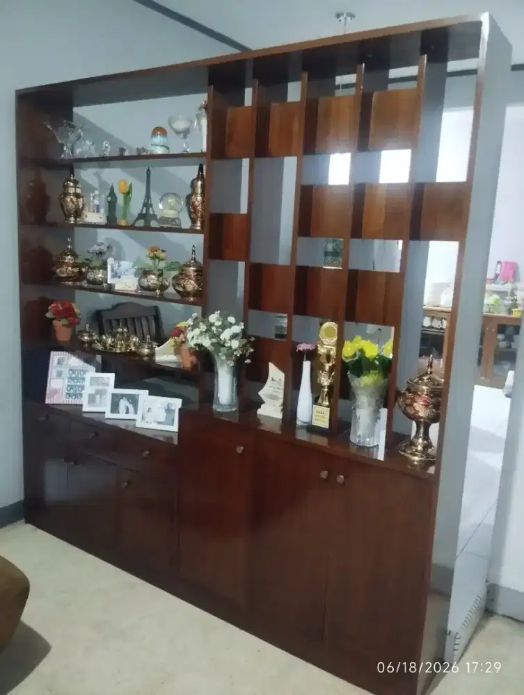 Lemari mainan ( sekat ruang)