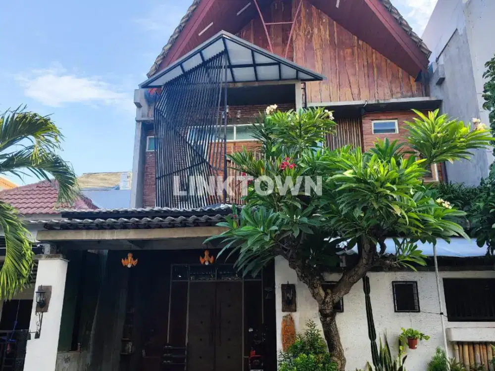 Dijual Rumah Konsep Villa Semufurnished di Jambangan Surabaya