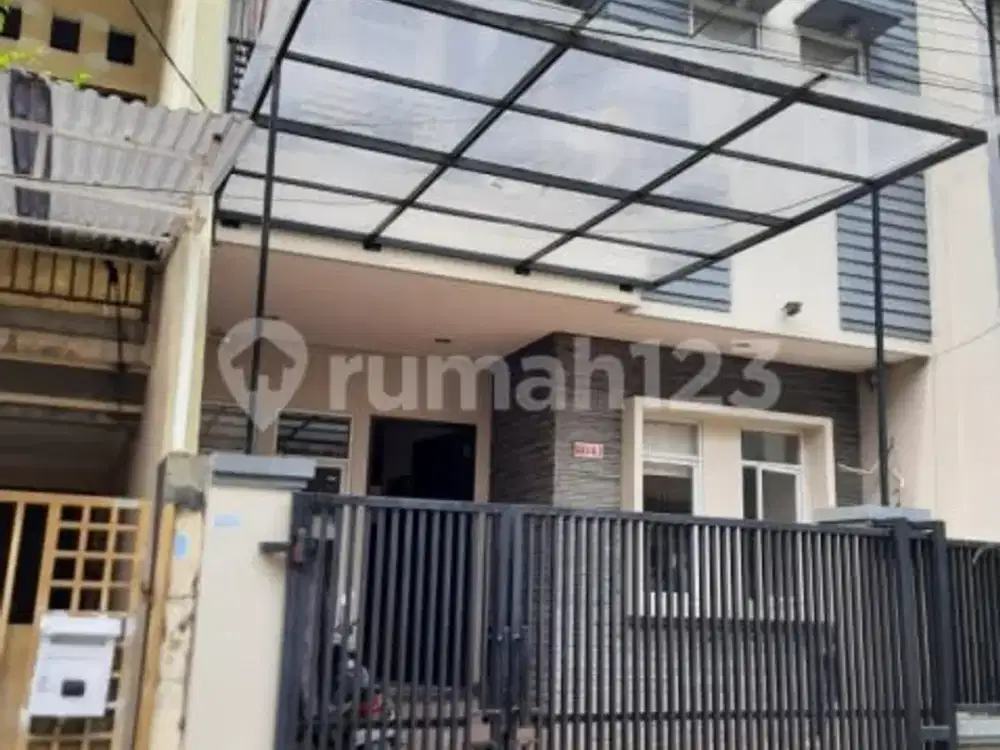 Rumah 3 Lantai Di Taman Ratu 7x18