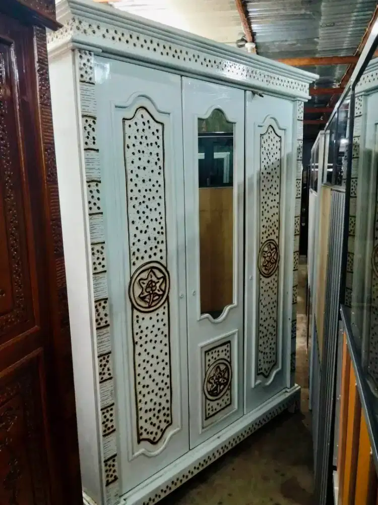 Lemari kayu ukir jati